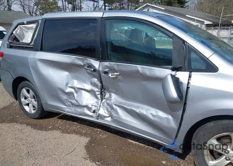 2011 Toyota Sienna Le V6/Le V6 Auto Access Seat from USA, damaged, VIN 5TDKK3DC9BS042370